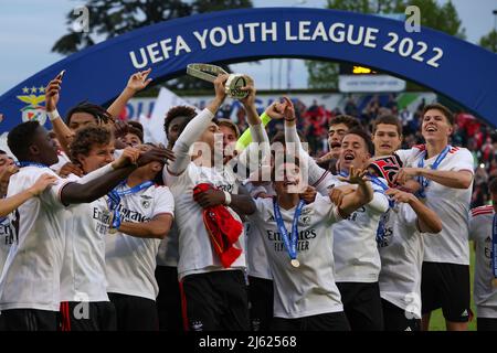 Nyon, Svizzera, 25th aprile 2022. I giocatori di SL Benfica festeggiano con il trofeo dopo la vittoria del 6-0 nella partita della UEFA Youth League al Cosovray Sports Center di Nyon. Il credito d'immagine dovrebbe essere: Jonathan Moscrop / Sportimage Foto Stock
