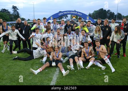 Nyon, Svizzera, 25th aprile 2022. I giocatori di SL Benfica festeggiano con il trofeo dopo la vittoria del 6-0 nella partita della UEFA Youth League al Cosovray Sports Center di Nyon. Il credito d'immagine dovrebbe essere: Jonathan Moscrop / Sportimage Foto Stock