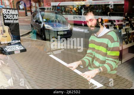 Pianista inglese e multi-strumentista Matthew Bourne che suona la tastiera durante una visita a Belfast Foto Stock