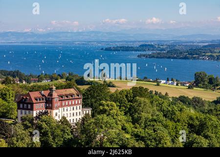 Germania, Baden-Wurttemberg, Uberlingen, Salem International College e Lago di Costanza visto da Hodinger Hohe in estate Foto Stock