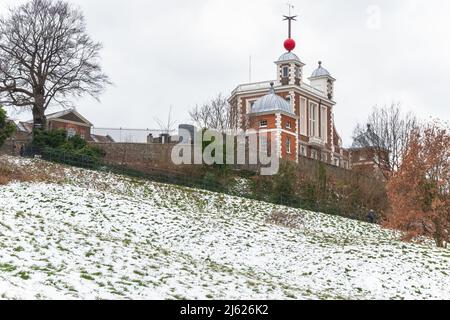 Royal Observatory, Greenwich, a Londra, coperto di neve in una fredda giornata invernale Foto Stock