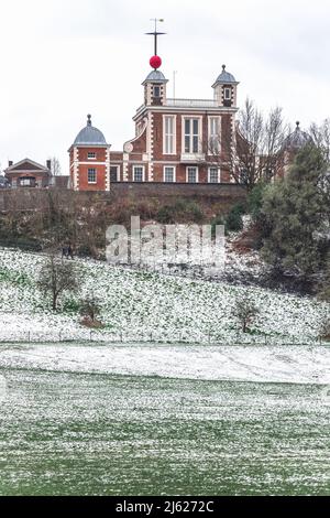 Royal Observatory, Greenwich, a Londra, coperto di neve in una fredda giornata invernale Foto Stock