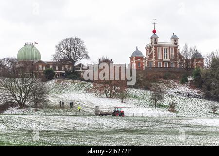 Londra, Regno Unito - 19 marzo 2022 - i rangers del parco mettono la recinzione in su al parco di Greenwich coperto nella neve d'inverno Foto Stock