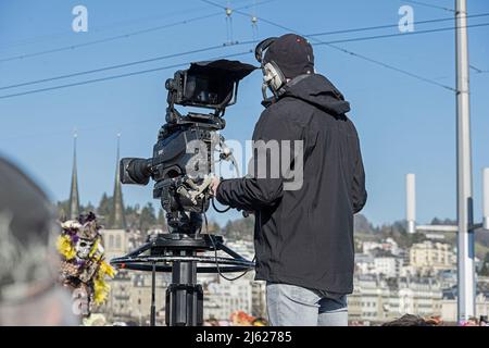 Cameraman TV che trasmette la sfilata di carnevale a Lucerna, Svizzera Foto Stock