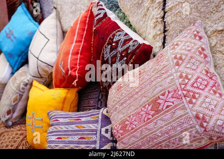 Cuscini colorati per la vendita sul mercato in Marocco Foto Stock