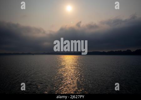 Foto da una crociera attraverso la baia di LAN ha. Nuvoloso e nebboso all'inizio dell'anno. Foto Stock