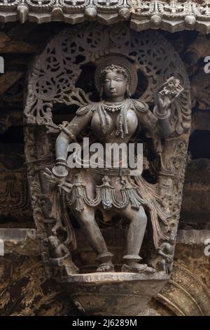 Statua di ballerino e damaru in una mano, tempio di Chennakeshwa, Belur, Hassan, Karnataka, India Foto Stock