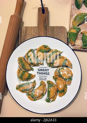 Gnocchi - pelmeni russi, ravioli con carne su un piatto bianco. Composizione della disposizione piatta. Fotografia alimentare Foto Stock