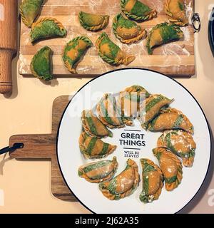 Gnocchi - pelmeni russi, ravioli con carne su un piatto bianco. Composizione della disposizione piatta. Fotografia alimentare Foto Stock