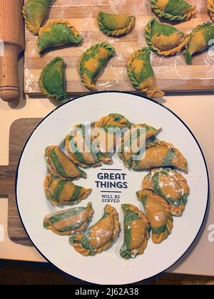 Gnocchi - pelmeni russi, ravioli con carne su un piatto bianco. Composizione della disposizione piatta. Fotografia alimentare Foto Stock