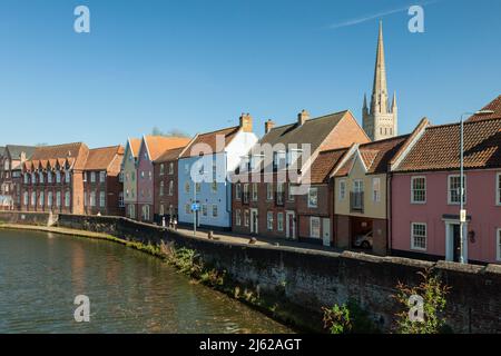 Pomeriggio di primavera sul lungofiume a Norwich, Norfolk, Inghilterra. Foto Stock