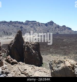 Vista della caldera nel Parco Nazionale del Teide attraverso le rocce sul sentiero escursionistico Sendero 3 Foto Stock