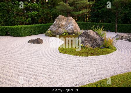 Giardino di pietra paesaggistica (karesansui), contenente diverse rocce angolari e pietre più piccole che assomigliano alle scogliere dell'isola di Orai, con una streamoc Foto Stock