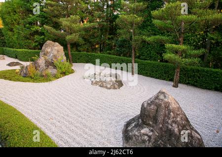 Giardino di pietra paesaggistica (karesansui), contenente diverse rocce angolari e pietre più piccole che assomigliano alle scogliere dell'isola di Orai, con una streamoc Foto Stock