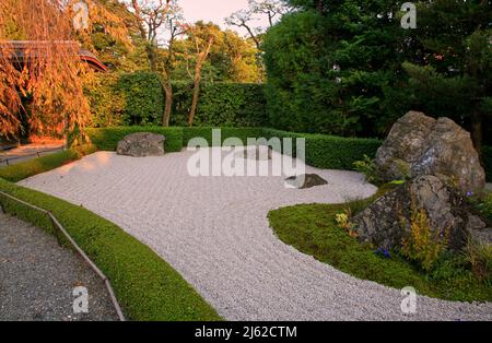 Giardino di pietra paesaggistica (karesansui), contenente diverse rocce angolari e pietre più piccole che assomigliano alle scogliere dell'isola di Orai, con una streamoc Foto Stock