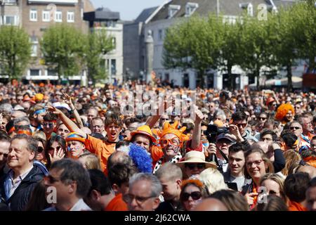 MAASTRICHT -Olanda, 2022-04-27 12:39:16 MAASTRICHT - i fan arancioni durante la festa del Re a Maastricht. Dopo due anni di corona silenziosa, gli olandesi celebrano il giorno del Re come al solito. ANP ROBIN VAN LONKHUIJSEN olanda OUT - belgio OUT Foto Stock