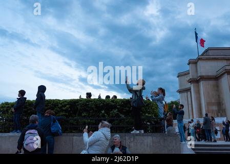 Spagna. 23rd Apr 2022. I turisti sono veduti scattare foto e guardare il Monumento alla Torre Eiffel a Parigi, Francia il 23 aprile 2022. La stagione turistica è tornata a livelli pandemici quasi precedenti a Covid-19, in quanto le restrizioni di viaggio sono abolite in Europa. (Foto di Davide Bonaldo/Sipa USA) Credit: Sipa USA/Alamy Live News Foto Stock