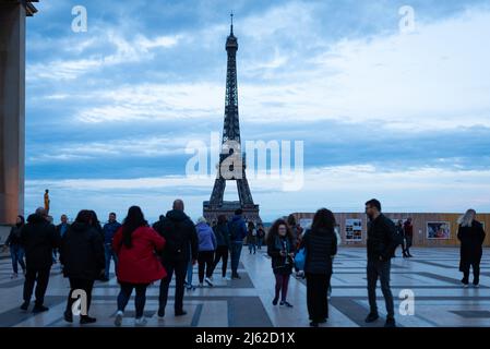 Spagna. 23rd Apr 2022. I turisti sono veduti scattare foto e guardare il Monumento alla Torre Eiffel a Parigi, Francia il 23 aprile 2022. La stagione turistica è tornata a livelli pandemici quasi precedenti a Covid-19, in quanto le restrizioni di viaggio sono abolite in Europa. (Foto di Davide Bonaldo/Sipa USA) Credit: Sipa USA/Alamy Live News Foto Stock