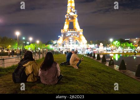 Spagna. 23rd Apr 2022. I turisti sono veduti scattare foto e guardare il Monumento alla Torre Eiffel a Parigi, Francia il 23 aprile 2022. La stagione turistica è tornata a livelli pandemici quasi precedenti a Covid-19, in quanto le restrizioni di viaggio sono abolite in Europa. (Foto di Davide Bonaldo/Sipa USA) Credit: Sipa USA/Alamy Live News Foto Stock