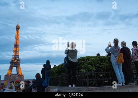 Spagna. 23rd Apr 2022. I turisti sono veduti scattare foto e guardare il Monumento alla Torre Eiffel a Parigi, Francia il 23 aprile 2022. La stagione turistica è tornata a livelli pandemici quasi precedenti a Covid-19, in quanto le restrizioni di viaggio sono abolite in Europa. (Foto di Davide Bonaldo/Sipa USA) Credit: Sipa USA/Alamy Live News Foto Stock