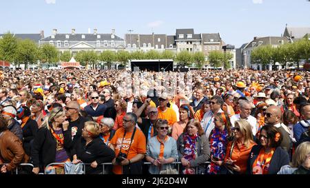 MAASTRICHT -Olanda, 2022-04-27 12:39:42 MAASTRICHT - i fan arancioni durante la festa del Re a Maastricht. Dopo due anni di corona silenziosa, gli olandesi celebrano il giorno del Re come al solito. ANP ROBIN VAN LONKHUIJSEN olanda OUT - belgio OUT Foto Stock