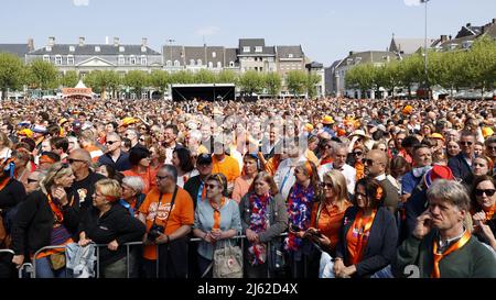 MAASTRICHT -Olanda, 2022-04-27 12:39:43 MAASTRICHT - i fan arancioni durante la festa del Re a Maastricht. Dopo due anni di corona silenziosa, gli olandesi celebrano il giorno del Re come al solito. ANP ROBIN VAN LONKHUIJSEN olanda OUT - belgio OUT Foto Stock