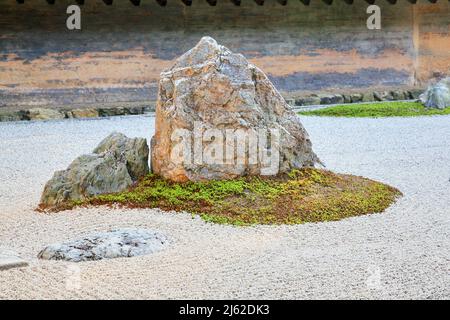 La vista di gruppi separati di massi circondati dalle onde di ghiaia bianca nel famoso giardino di pietra Zen del tempio Ryoan-ji. Kyoto. Giappone Foto Stock