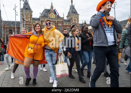 AMSTERDAM , Olanda, 27/04/2022, 2022-04-27 10:48:50 AMSTERDAM - i festaioli arrivano alla Stazione Centrale per celebrare il giorno del Re nella capitale. Dopo due anni in cui la Giornata del Re doveva essere celebrata su piccola scala a causa della pandemia della corona, la festa sarà celebrata su grande scala anche quest'anno. ANP EVERT ELZINGA netherlands OUT - belgium OUT Credit: ANP/Alamy Live News Foto Stock