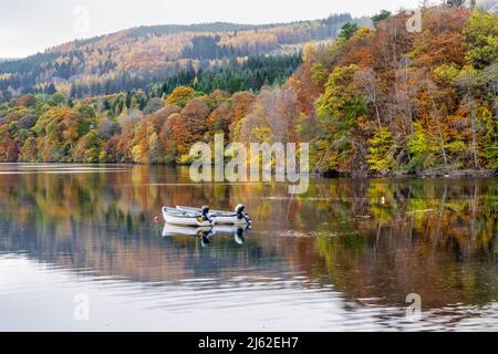 Barche ormeggiate sul Loch Faskally vicino Pitlochry in Perthshire, Scozia, Regno Unito Foto Stock