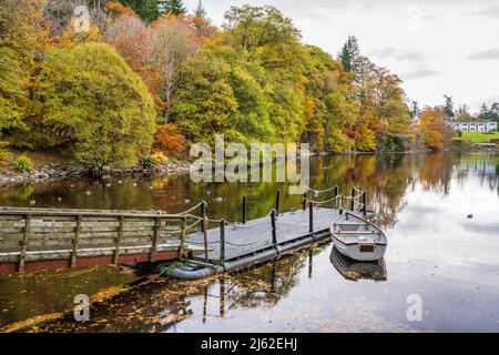 Sbarco in barca sul Loch Faskally nei pressi di Pitlochry nel Perthshire, Scozia, Regno Unito Foto Stock