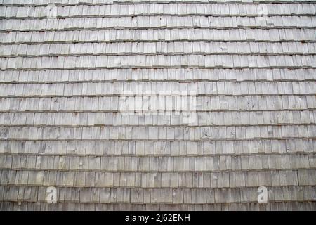 tetto di ghiaia. Vecchio metodo di fare tetti da legno, sfondo Foto Stock