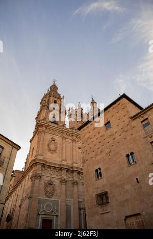 Vista al tramonto della Chiesa della 'Clerecia' e 'Casa de las conchas' a Salamanca, Spagna Foto Stock