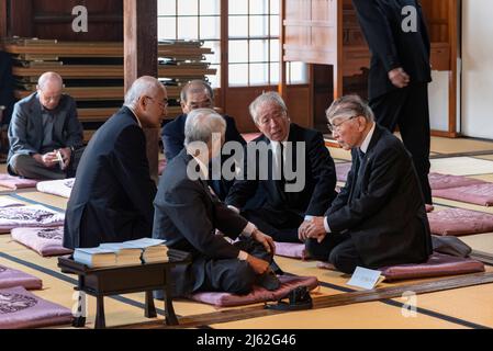 Gli anziani della regione chiacchierano durante la cerimonia a Entsu-Ji, uno dei più grandi templi buddisti della città di Takashima, nella prefettura di Okayama Foto Stock