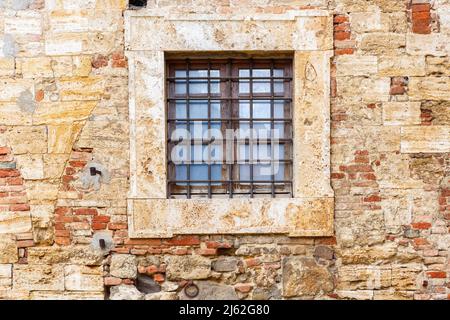 Finestra con barre a parete Foto Stock