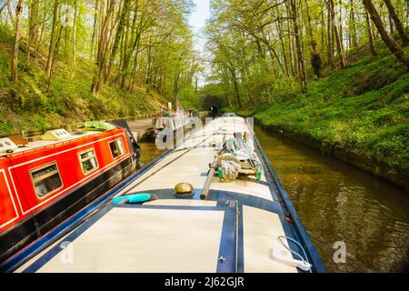 A bordo di un battello narrowboat che si avvicina a un tunnel sul canale Llangollen vicino a Chirk North Wales, una vacanza idilliaca Foto Stock