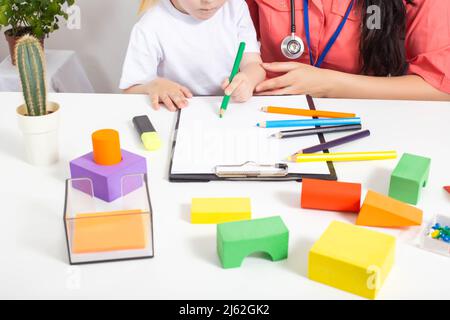 Bambina di 3-4 anni su appuntamento con un pediatra. Varietà di medici per bambini, medicina per bambini, immunologo Foto Stock