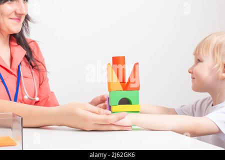 Bambina di 3-4 anni su appuntamento con un pediatra. Varietà di medici per bambini, medicina per bambini, immunologo Foto Stock