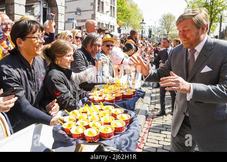 2022-04-27 12:03:51 MAASTRICHT - re Willem-Alexander è offerto un gelato durante il King's Day a Maastricht. Dopo due anni di corona silenziosa, gli olandesi celebrano il giorno del Re come al solito. ANP POOL PATRICK VAN KATWIJK paesi bassi fuori - belgio fuori Foto Stock