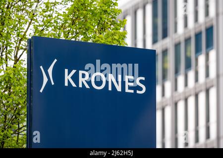 Neutraubling, Germania. 25th Apr 2022. Logo di Krones AG di fronte a un edificio amministrativo. Credit: Armin Weigel/dpa/Alamy Live News Foto Stock