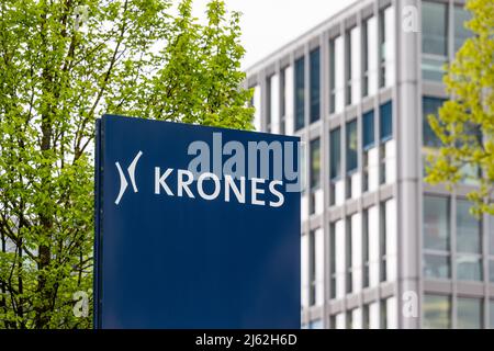 Neutraubling, Germania. 25th Apr 2022. Logo di Krones AG di fronte a un edificio amministrativo. Credit: Armin Weigel/dpa/Alamy Live News Foto Stock