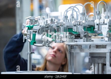 Neutraubling, Germania. 25th Apr 2022. Un dipendente della Krones AG lavora in produzione. Credit: Armin Weigel/dpa/Alamy Live News Foto Stock