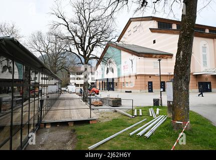 Oberammergau, Germania. 22nd Apr 2022. Di fronte alla sala del festival per l'Oberammergau Passion Play 2022, la gente è impegnata nella preparazione e nella preparazione. Credit: Angelika Warmuth//dpa/Alamy Live News Foto Stock