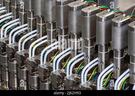 Neutraubling, Germania. 25th Apr 2022. Primo piano di una linea di riempimento in produzione presso Krones AG. Credit: Armin Weigel/dpa/Alamy Live News Foto Stock