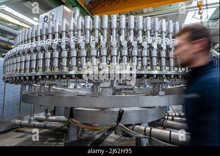Neutraubling, Germania. 25th Apr 2022. Una linea di riempimento in produzione presso Krones AG. Credit: Armin Weigel/dpa/Alamy Live News Foto Stock