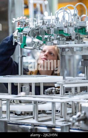 Neutraubling, Germania. 25th Apr 2022. Un dipendente della Krones AG lavora in produzione. Credit: Armin Weigel/dpa/Alamy Live News Foto Stock