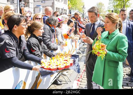 2022-04-27 12:04:15 MAASTRICHT - il principe Maurits e la principessa Annette sono offerti un gelato durante il giorno del re a Maastricht. Dopo due anni di corona silenziosa, gli olandesi celebrano il giorno del Re come al solito. ANP POOL PATRICK VAN KATWIJK paesi bassi fuori - belgio fuori Foto Stock