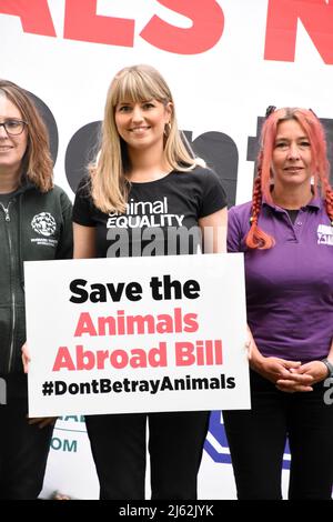 Londra, Regno Unito. 27th Apr 2022. Abigail Penny della carità Animal Equality UK. Animali all'estero Bill protesta da PETA fuori delle Camere del Parlamento. Credit: JOHNNY ARMSTEAD/Alamy Live News Foto Stock