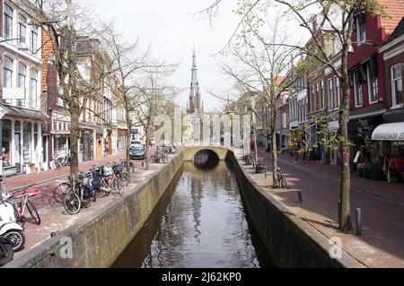 Leeuwarden, Paesi Bassi - 14 Aprile 2022: Canal con ponte con negozi sul lato nel centro di Leeuwarden Foto Stock