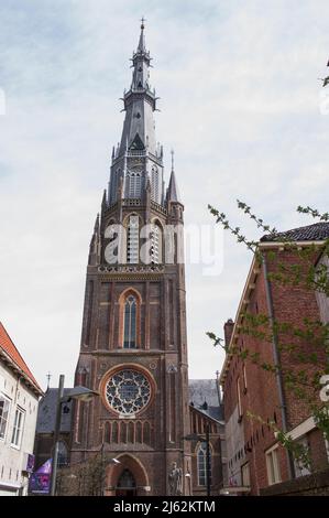 Leeuwarden, Paesi Bassi - 14 aprile 2022: Torre della chiesa Sint-Bonifatius nel centro della città Foto Stock