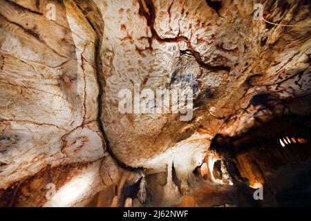 La grotta Cosquer è un tesoro archeologico sommerso nel torrente di Marsiglia. Questa grotta scoperta nel 1990s dal subacqueo Henri Cosquer include più di 270 opere d'arte preistoriche, tra cui rappresentazioni uniche di pinguini, foche e meduse.a causa dell'aumento delle acque a causa del riscaldamento globale, la grotta scomparirà. La costruzione della sua risposta rimarrà in futuro l'unica testimonianza di questo tesoro dell'umanità. Costruito nella costruzione della villa mediterranea a Marsiglia, l'apertura al pubblico è prevista per il 4 giugno 2022. Marsiglia, Francia meridionale, Foto Stock